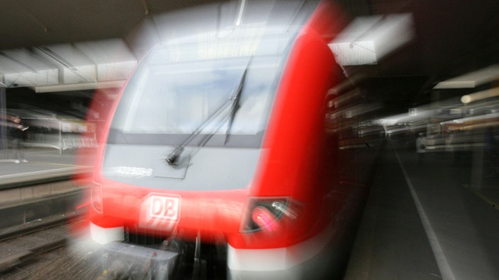 Zug hält an einer Haltestelle