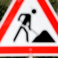 Ein Baustellenschild auf der Autobahn