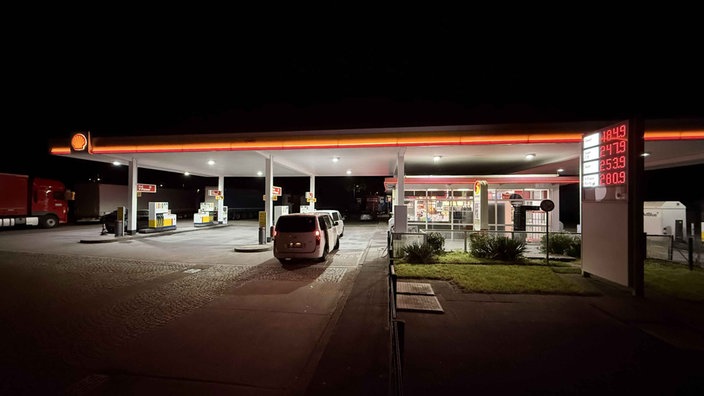Die Tankstelle Lichtendorf Nord auf der A1 am Montagabend. Nicht viel Andrang trotz niedriger Preise.