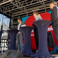 Drei Gäste stehen mit Moderatorin Judith Schulte-Loh auf der Bühne