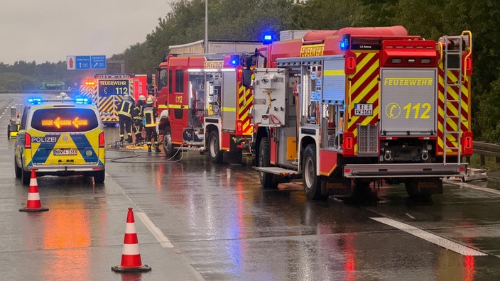 Einsatzfahrzeuge der Polizei und Feuerwehr sperren die Unfallstelle ab