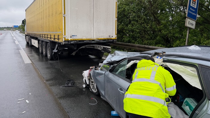 Unfallstelle an dem ein PKW in einen LKW gefahren ist
