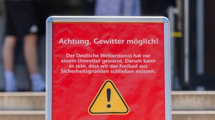 Auf einem Schild wird vor möglichen Gewittern gewarnt