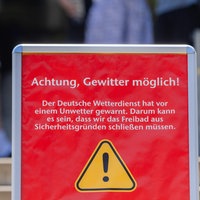 Auf einem Schild wird vor möglichen Gewittern gewarnt