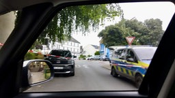Straße in Wattenscheid wegen Blutlache gesperrt - fotografiert aus dem Auto einer Anwohnerin