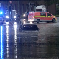 Ein Auto steht in einer überfluteten Straße in Rheine