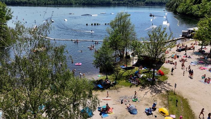Ein Drohnenbild zeigt Menschen, die das Wetter am Bleibtreusee in Brühl genießen