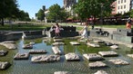 Zwei Kinder spielen am Wasser in Köln