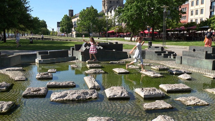 Zwei Kinder spielen am Wasser in Köln