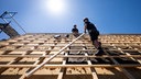 Dachdecker arbeiten unter der sengenden Sonne bei über 30 Grad auf dem Dach eines Hauses im Rhein-Sieg-Kreis
