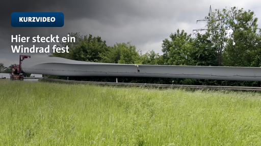 Rotorblatt eines windrades steckt in einer Autobahnausfahrt fest