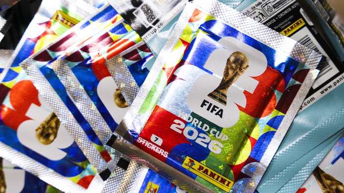 Ein Panini-Sammelkartenpaket. Vorne auf dem Paket steht "FIFA World Cup 2026"