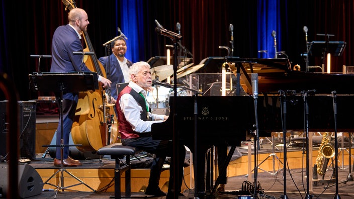 Das Monty Alexander Trio begleitet von der WDR Big Band unter Leitung von Jörg Achim Keller am 06.12.2025 in der Kölner Philharmonie.