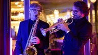 Saxofonist Andy Miles und Trompeter Florian Kirschner des WDR Funkhausorchesters