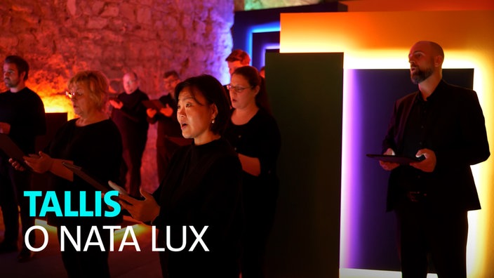 Der WDR Rundfunkchor unter Leitung von Philipp Ahmann spielt O Nata Lux von Thomas Tallis am 14.11.2025 im Zentrum für Internationale Lichtkunst in Unna.