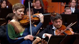 Isabelle Faust spielt Felix Mendelssohn Bartholdys Violinkonzert e-Moll op. 64 mit dem WDR Sinfonieorchester unter der Leitung von Andrew Manze. Die Aufnahmen vom 28.11.2025 aus der Kölner Philharmonie ist eine Produktion des WDR.