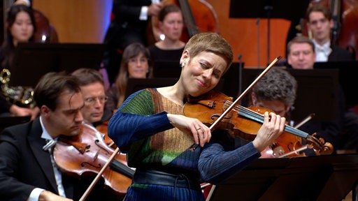 Violinistin Isabelle Faust und das WDR Sinfonieorchester unter Leitung von Andrew Manze spielen die Fantasie für Violine und Orchester op. 131 in C-Dur von Robert Schumann am 28.11.2025 in der Kölner Philharmonie.