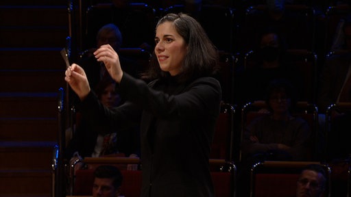 Das WDR Sinfonieorchester unter Leitung von Marie Jacquot spielt La Mer von Claude Debussy am 02.12.2022 in der Kölner Philharmonie.