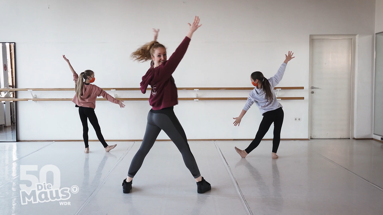drei Tänzerinnen der Ballettschule im Hofgarten Lohmar erklären den Maustanz