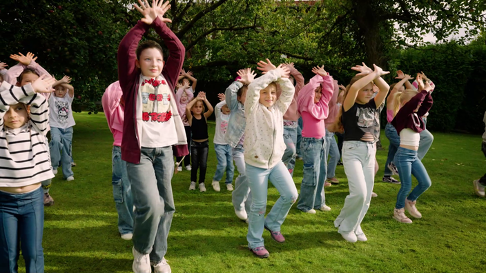 Die Maus tanzt gemeinsam mit der Ballettschule Lohmar