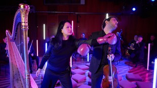 Musiker:innen des WDR Funkhausorchester simulieren einen Boxkampf