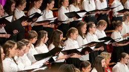 Sängerinnen eines Schulchors in der Kölner Philharmonie