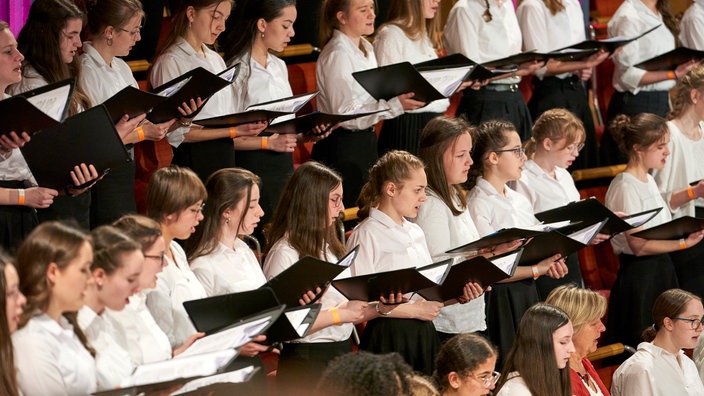 Sängerinnen eines Schulchors in der Kölner Philharmonie