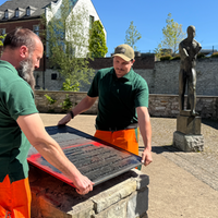 Personen bauen Schild ab