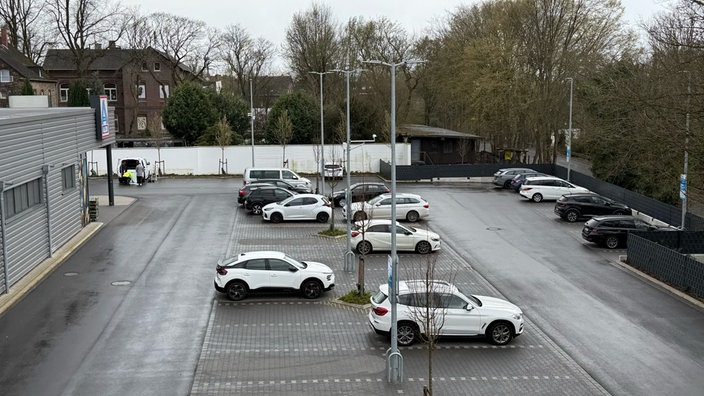 Auf einem Parkplatz eines Discounters parken einige Fahrzeuge
