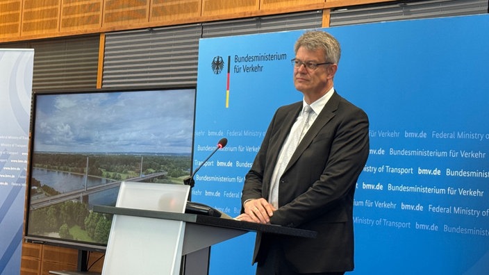 Verkehrsminister Patrick Schnieder an einem Rednerpult