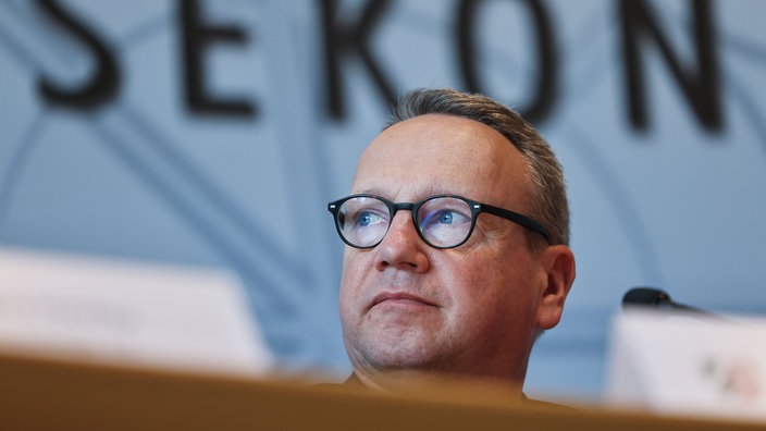 NRW-Justizminister (Grüne) Limbach verfolgt die Reden bei der Verabschiedung der ehemaligen Opferbeauftragte Havliza und der Vorstellung der Nachfolgerin, Schulze-Lange.