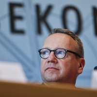 NRW-Justizminister (Grüne) Limbach verfolgt die Reden bei der Verabschiedung der ehemaligen Opferbeauftragte Havliza und der Vorstellung der Nachfolgerin, Schulze-Lange.