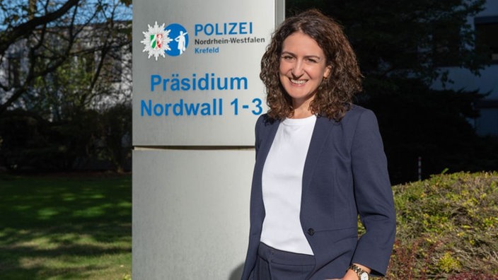 Ursula Mecklenbrauck vor dem Polizeipräsidum Krefeld