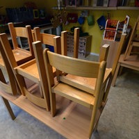 Kita geschlossen Stühle sind hochgestellt