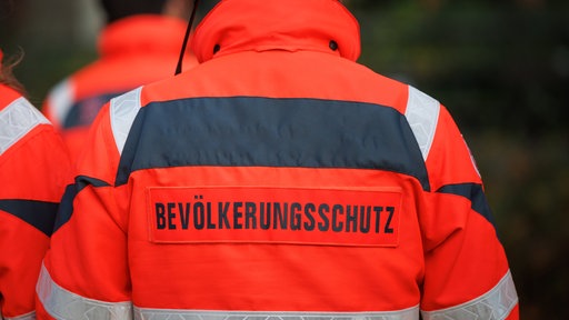 Rettungsdienst mit der Aufschrift "Bevölkerungsschutz"