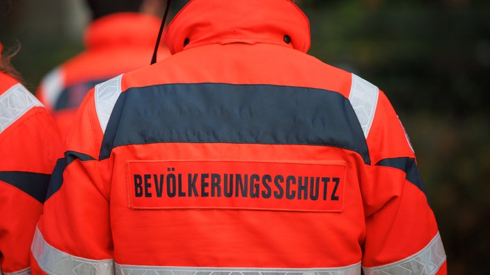 Rettungsdienst mit der Aufschrift "Bevölkerungsschutz"