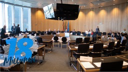 Zu sehen ist ein Ausschuss im NRW-Landtag