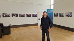 Fotograf Ralph Sondermann steht vor seiner Ausstellung im Landtag