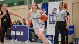 Greta Kröger hat den Basketball in der Hand