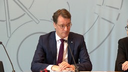 Ministerpräsident Hendrik Wüst bei der Landespressekonferenz