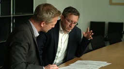 Professor Till Zimmermann mit Reporter Arne Hell