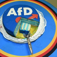 Angeschnittener Kuchen auf einer AfD-Wahlparty mit dem Logo drauf