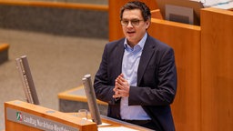 30.01.2026, Nordrhein-Westfalen, Düsseldorf: Alexander Vogt (SPD), Mitglied des Landtages, spricht bei einer aktuellen Stunde zu Staus in Nordrhein-Westphalen im Landtag.