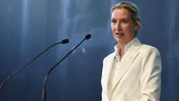 AfD-Bundeschefin Alice Weidel spricht zu den Delegierten beim Parteitag in Marl
