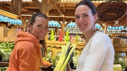 Anne und Lea Unterhansberg in ihrem Hofladen des Buchholzhofs