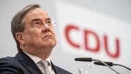 Armin Laschet vor CDU-Logo