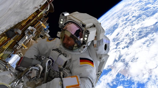 EIn Astronaut während eines Außeneinsatzes im All