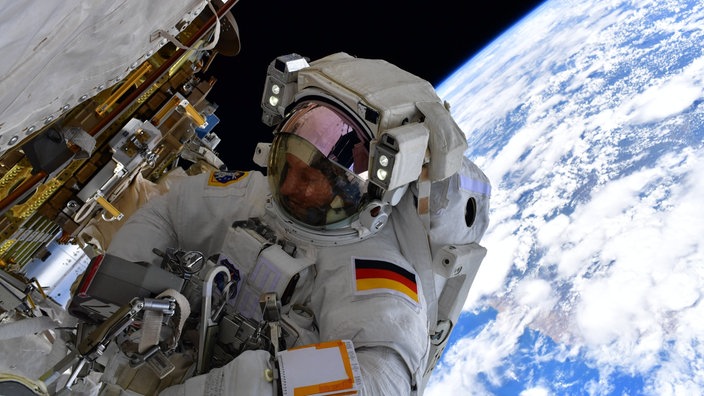 EIn Astronaut während eines Außeneinsatzes im All