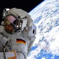 EIn Astronaut während eines Außeneinsatzes im All