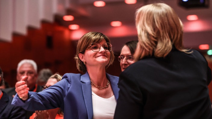 Sarah Philipp umarmt Bärbel Bas auf dem SPD-Landesparteitag
